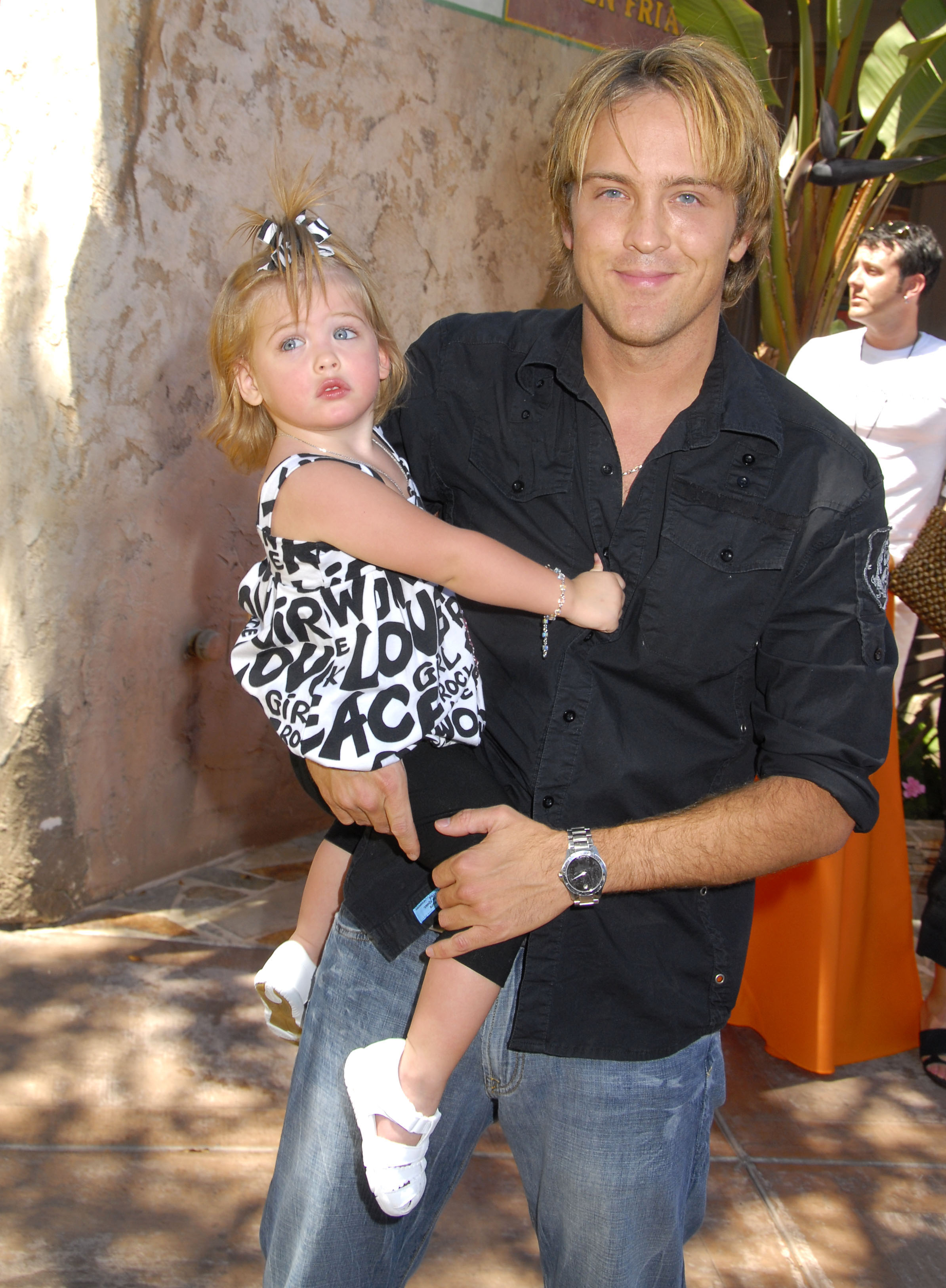 Dannielynn Smith and Larry Birkhead in California in 2008 | Source: Getty Images