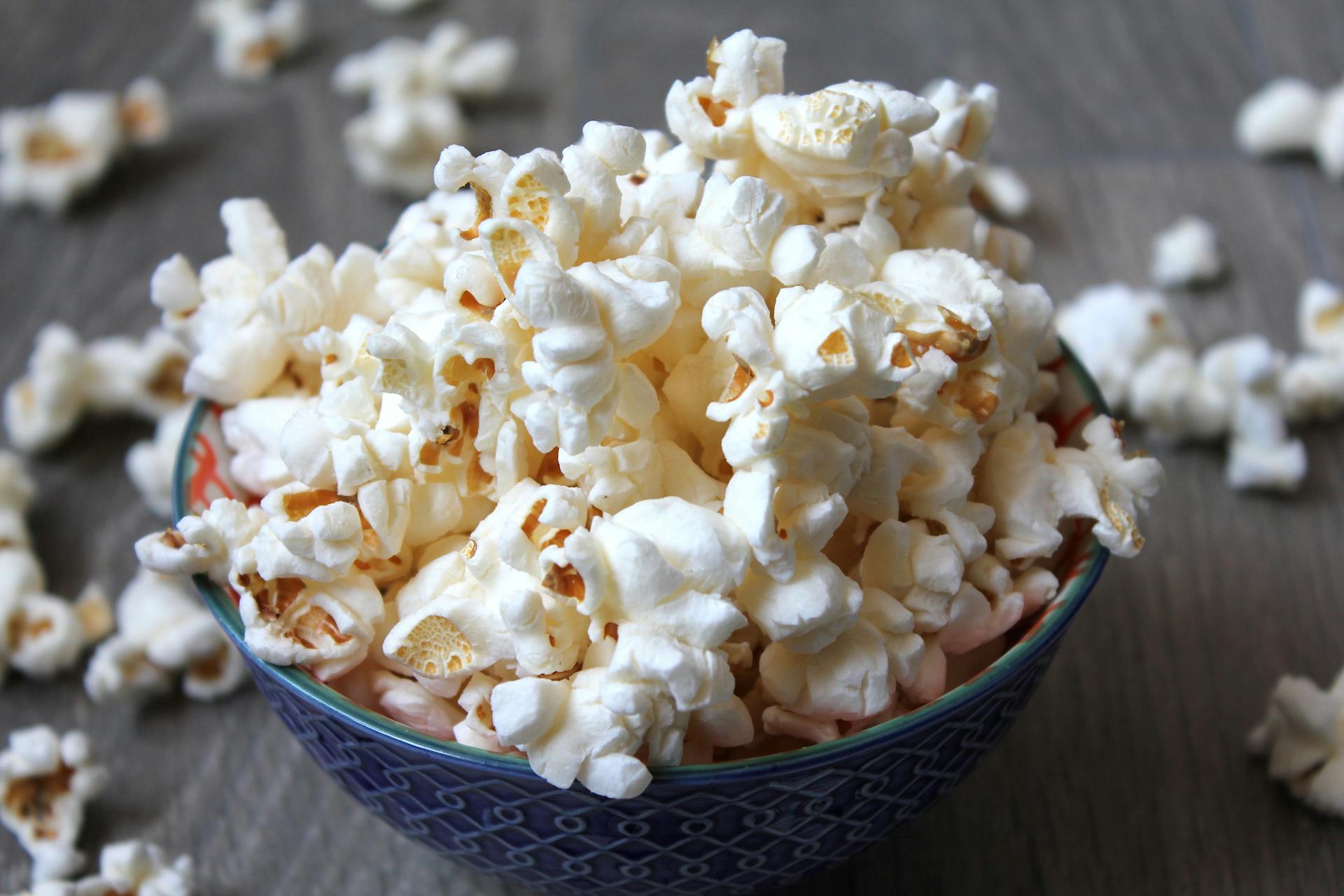 Popcorns in a ceramic bowl | Source: Pexels