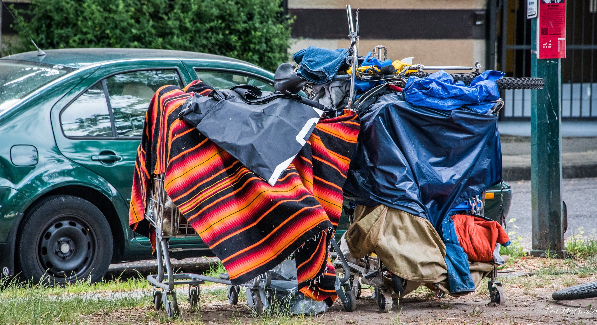 Ropa y objetos acumulados sobre carritos de supermercado. | Imagen: Flickr Ropa y objetos acumulados sobre carritos de supermercado. | Imagen: Flickr