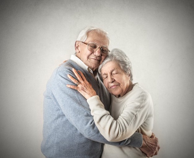 Ancianos abrazados. │Foto: Freepik