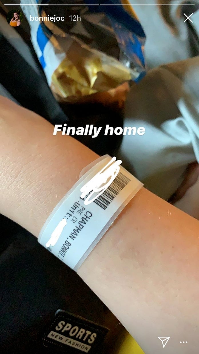 Bonnie Chapman shows a hospital bracelet on her wrist | Source: Instagram/bonniejoc