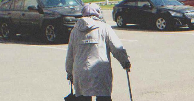 Señora mayor caminando con bastón. | Foto: Pexels