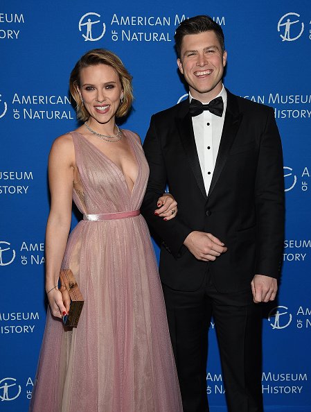 Scarlett Johansson et Colin Jost assistent au Gala 2018 du Musée américain d'histoire naturelle le 15 novembre 2018 à New York.  | Photo : Getty Images
