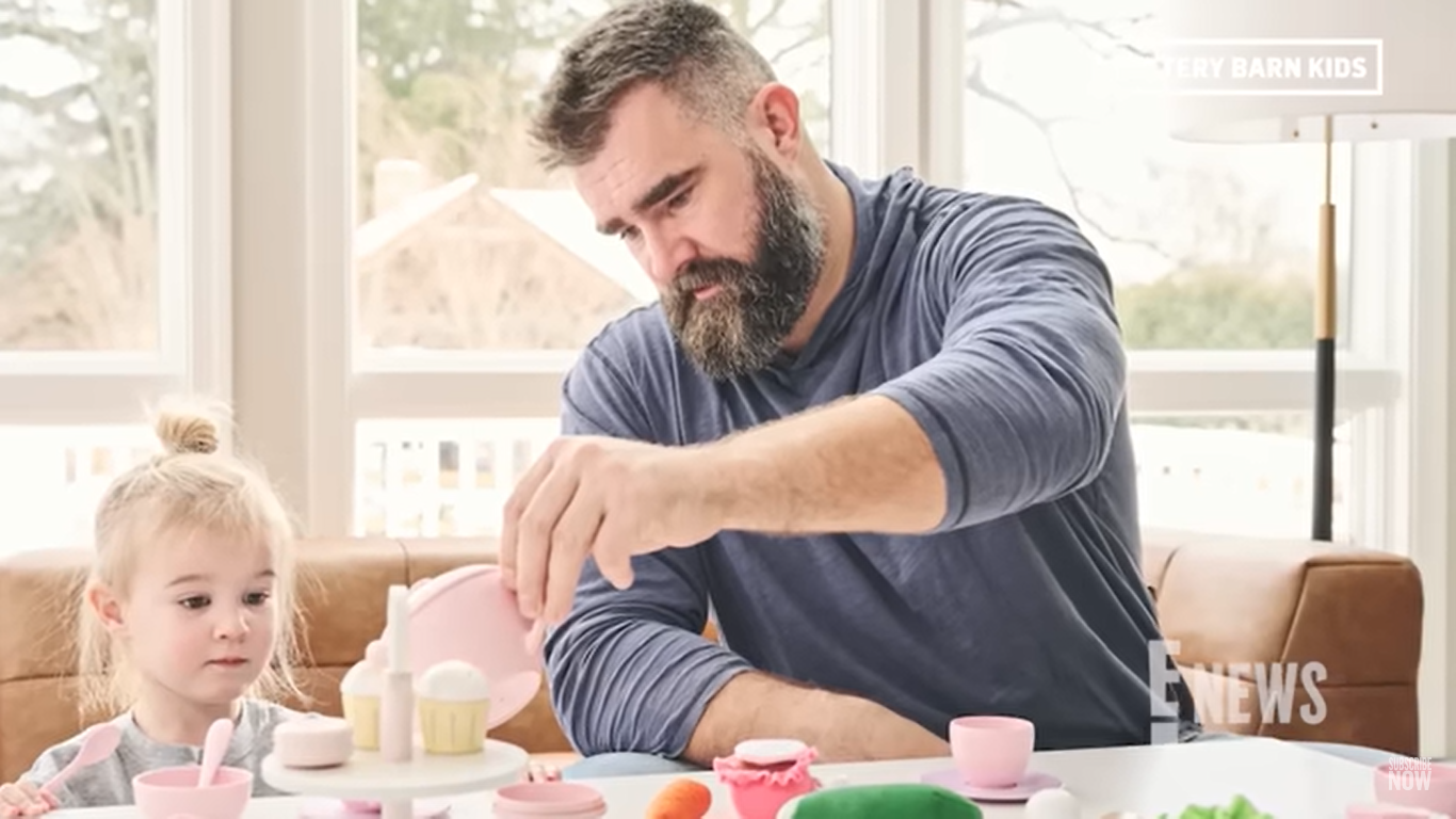 Jason Kelce and his daughter pictured inside their remodeled kids playroom at their home in Pennslyvania. | Source: YouTube/E!News