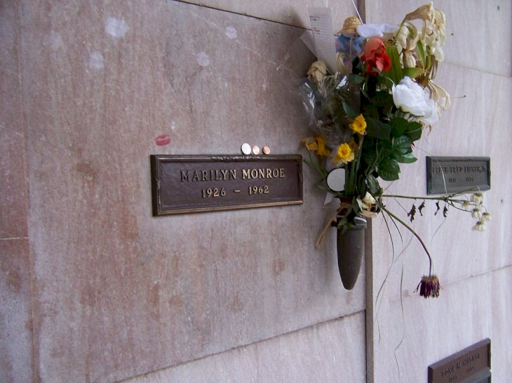  Monroe's crypt at Westwood Memorial Park | Wikimedia Commons/ Public Domain