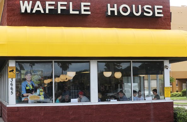 People having lunch at the Waffle House in Cocoa Beach, on Tuesday, September 3, 2019 | Photo: Getty Images