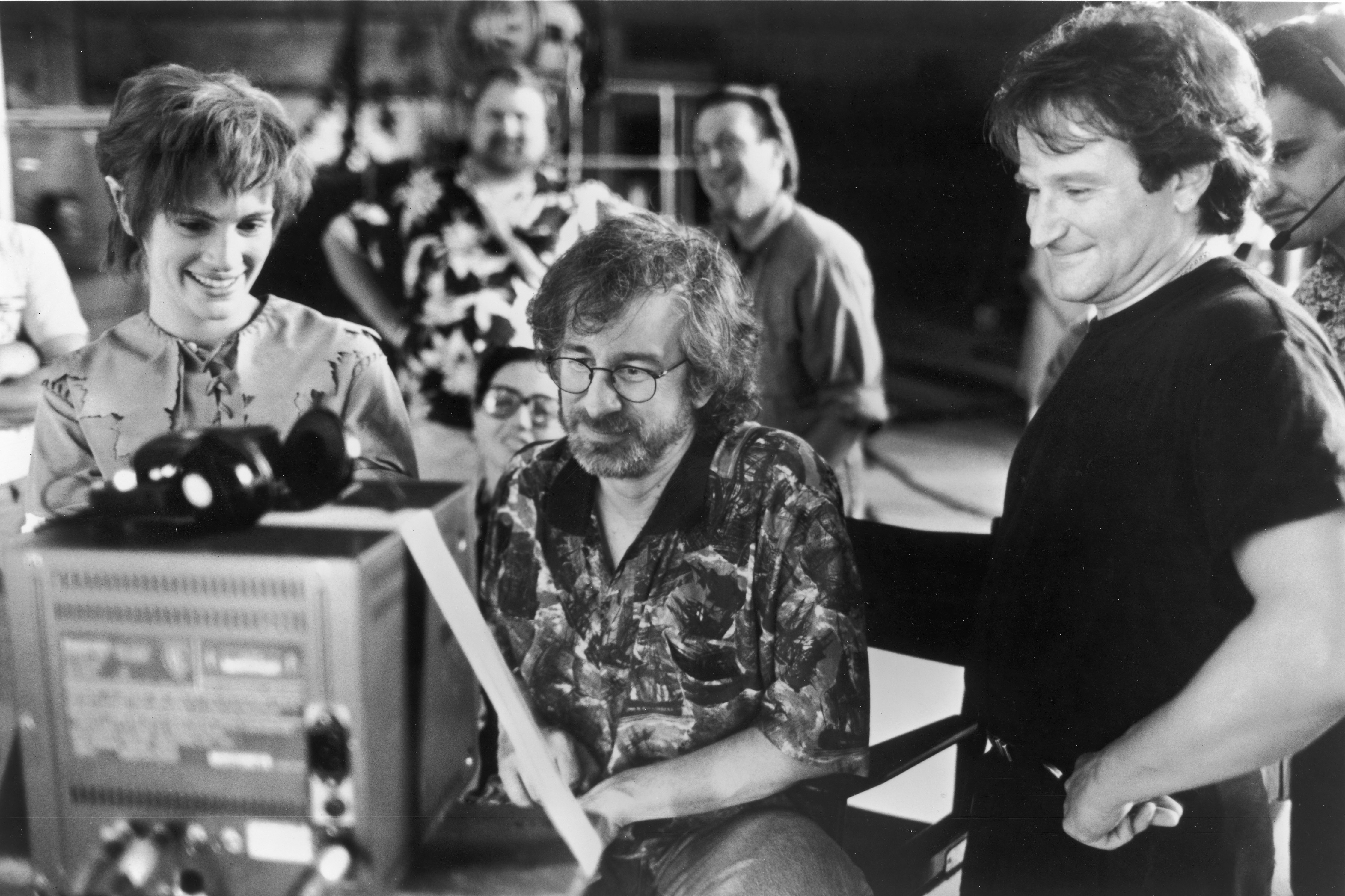 Julia Roberts, Steven Spielberg, and Robin Williams on the set of "Hook," circa 1991. | Source: Getty Images