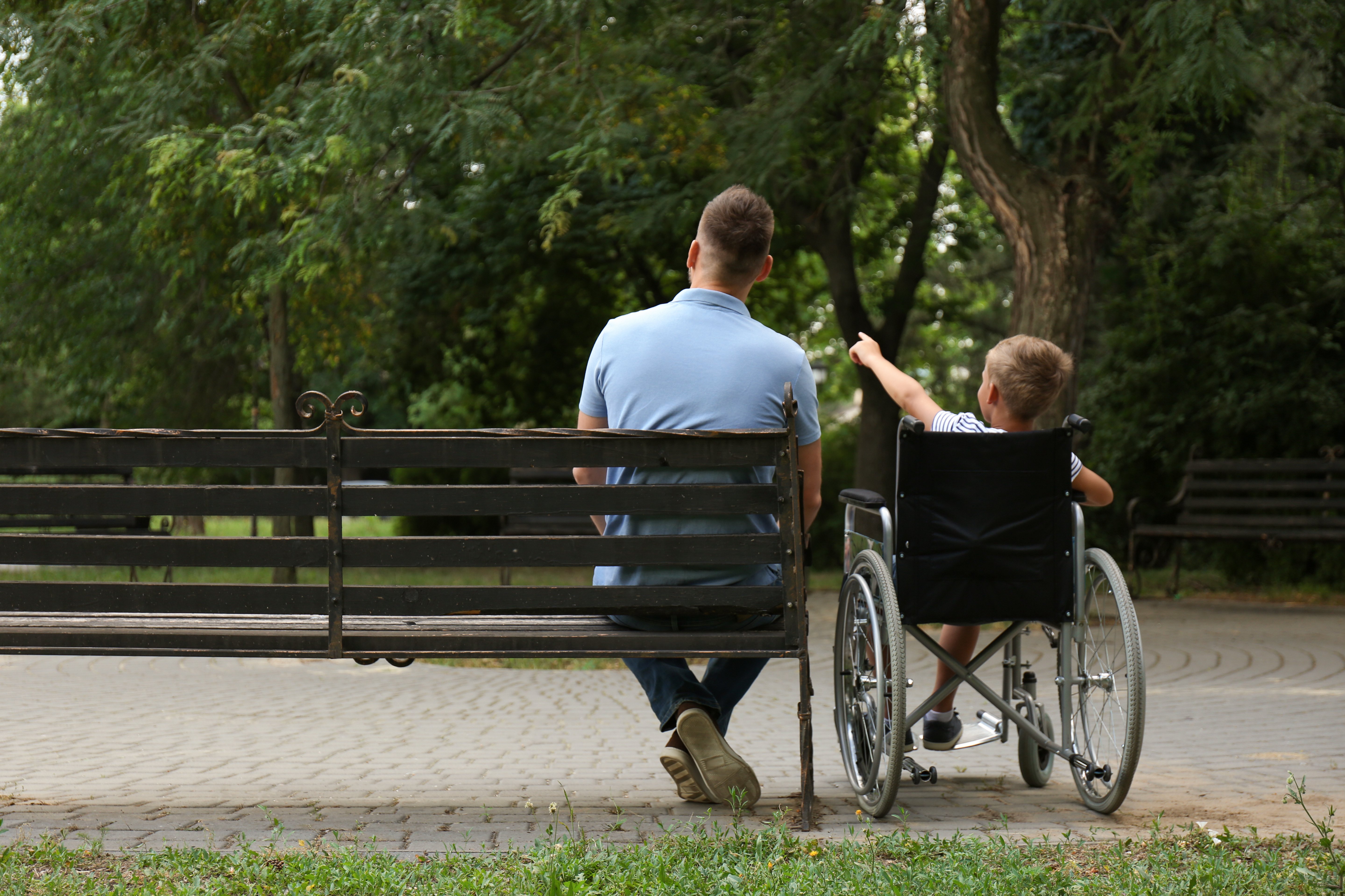 Padre con hijo en silla de ruedas. | Foto: Shutterstock