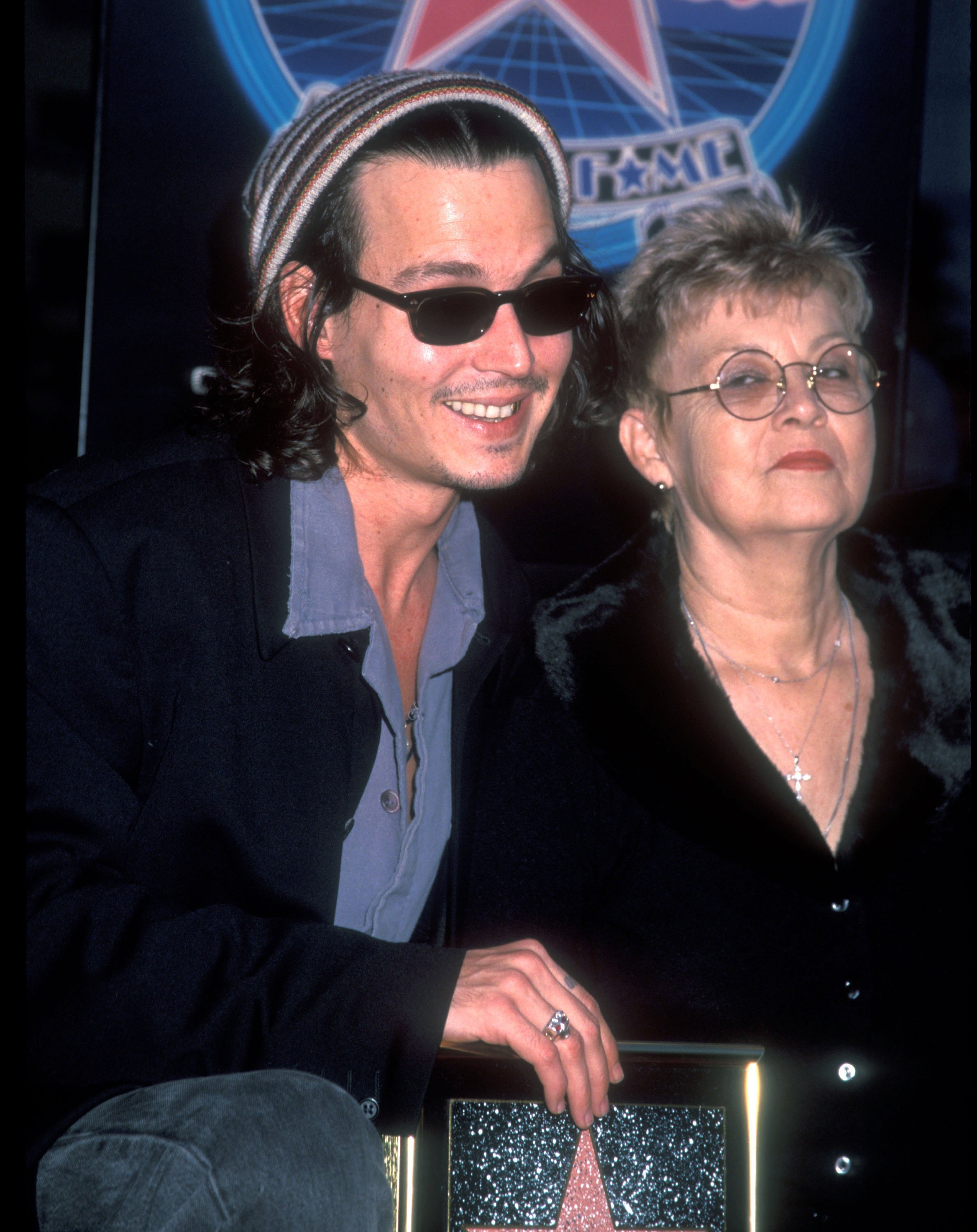 Johnny Depp, annesi Betty Sue Palmer ile 16 Kasım 1999'da Hollywood'da Johnny Depp'i onurlandırmak için düzenlenen Hollywood Walk of Fame töreninde görüntülendi |  Kaynak: Getty Images