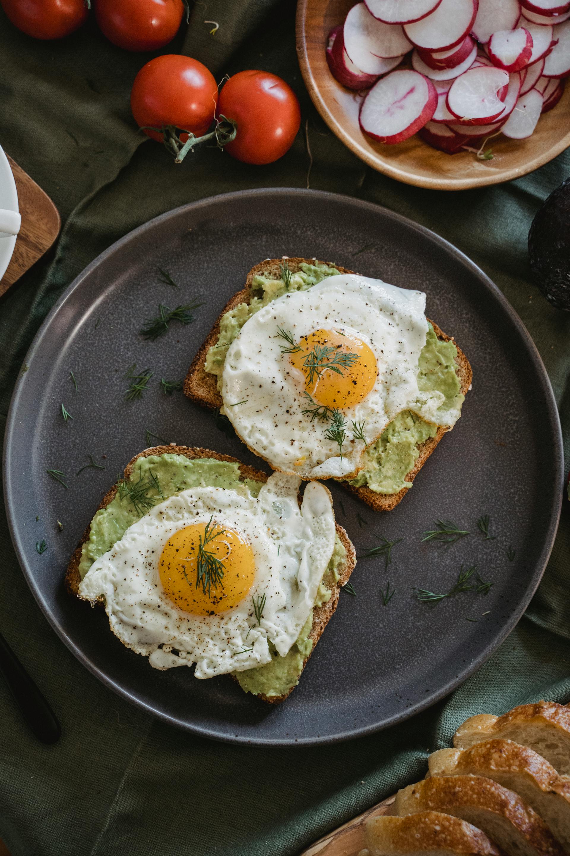 A plate of eggs on toast | Source: Pexels