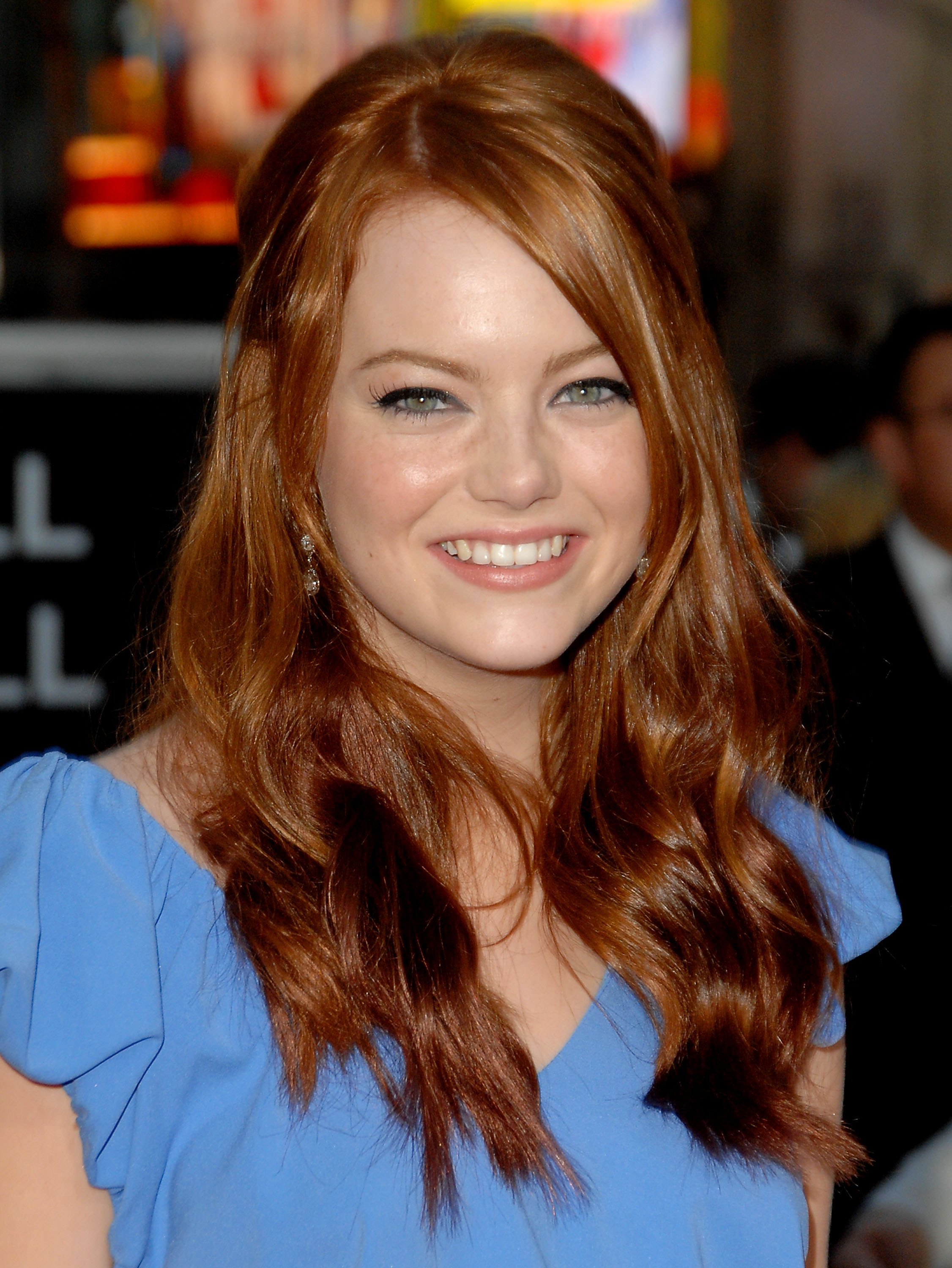 At the premiere of “Superbad” in Hollywood, a young Emma Stone glowed in a soft blue dress with flutter sleeves and voluminous auburn waves parted to the side. Her fresh-faced makeup, subtle eyeliner, and wide smile captured the charm of her breakout moment on the red carpet.