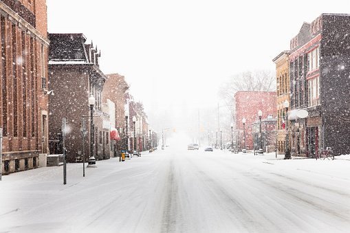 Snow falling on city street | Photo: Getty Images