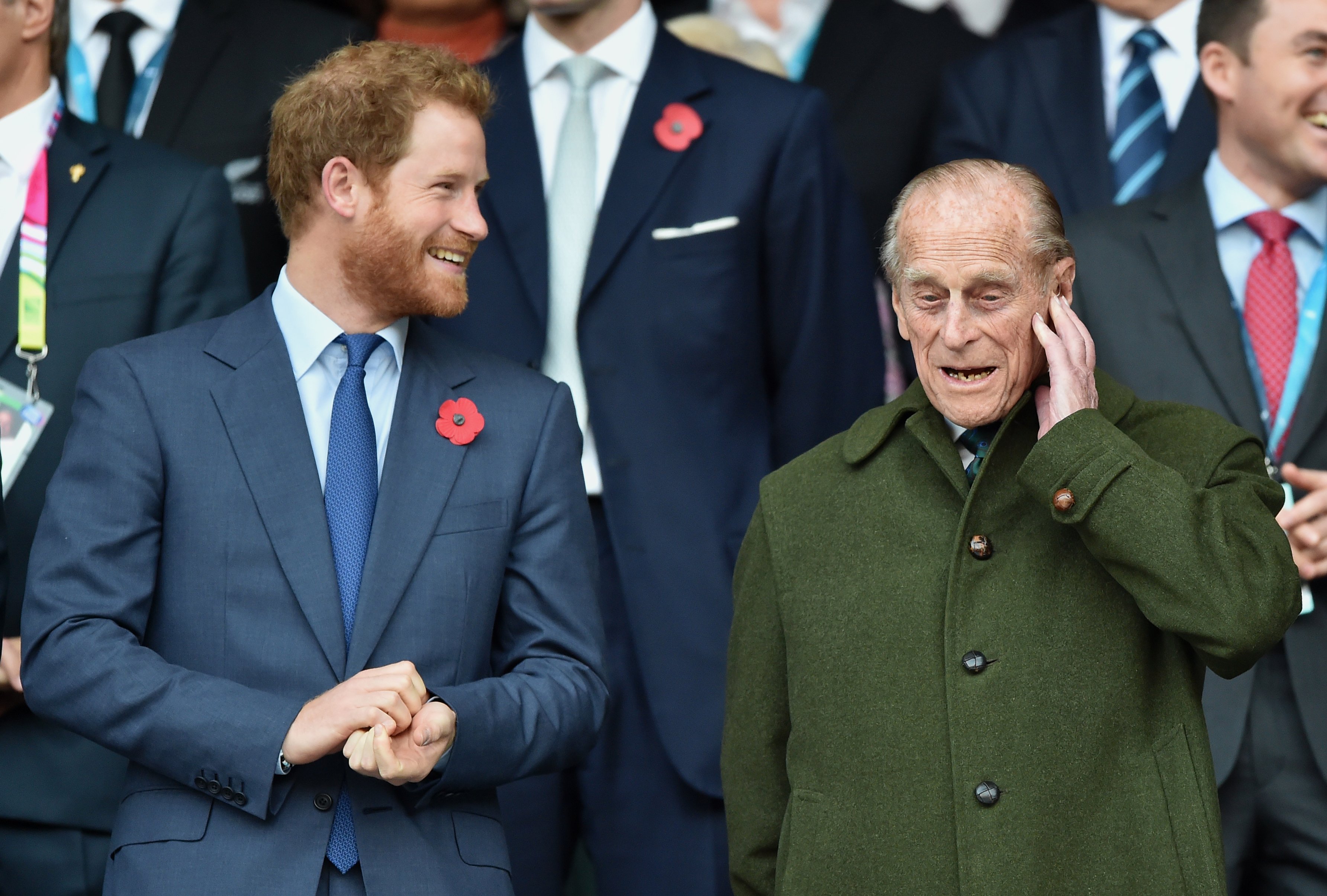 Prinz Harry und Prinz Philip, Herzog von Edinburgh, nehmen am 31. Oktober 2015 im Twickenham Stadium in London, England, am Endspiel der Rugby-Weltmeisterschaft 2015 zwischen Neuseeland und Australien teil | Quelle: Getty Images