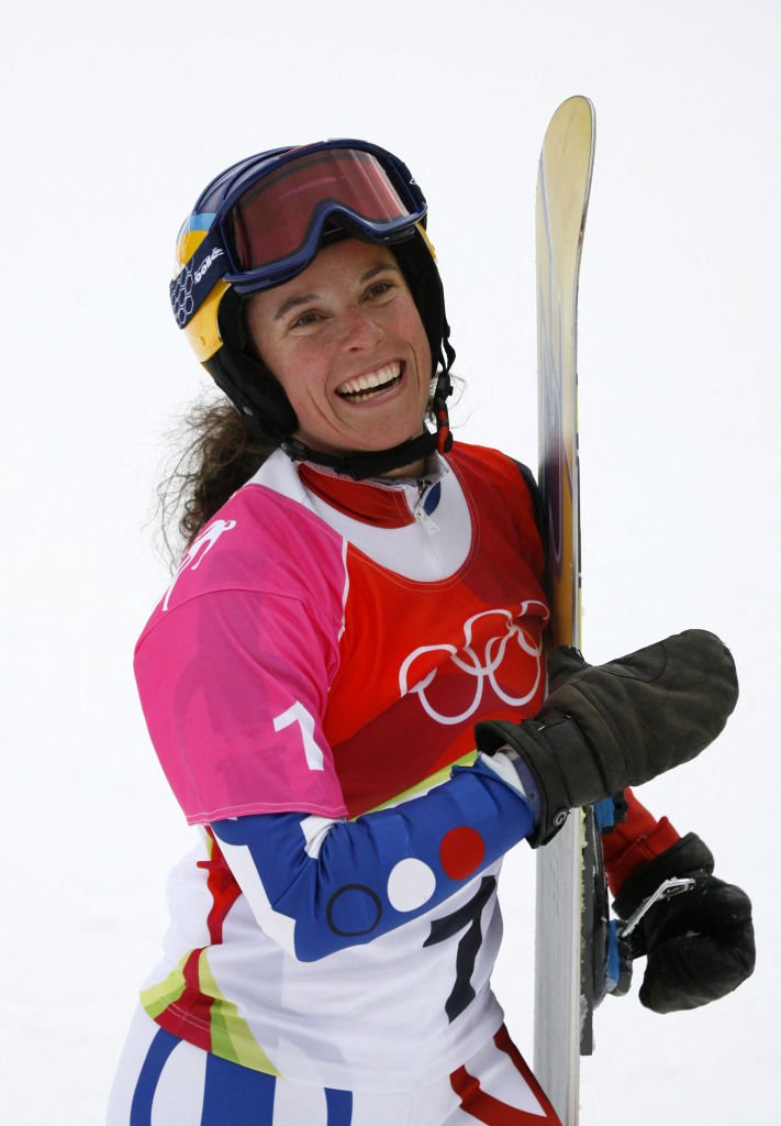 Julie Pomagalski de France participe à la finale du slalom géant parallèle de snowboard féminin le jour 13 des Jeux Olympiques d'hiver de Turin 2006. | Photo : Getty Images
