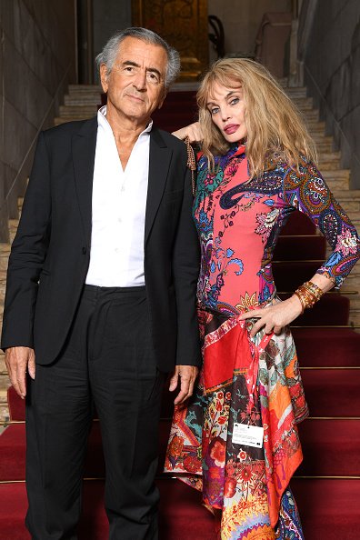 Arielle Dombasle et Bernard-Henri Lévy qui arrivent à l'Excelsior. | Photo : Getty Images