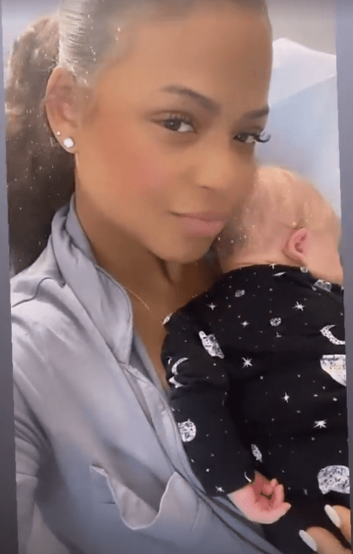 Christina Milian tenant son bébé dans le bras. | Photo : Story Instagram / Christinamilian