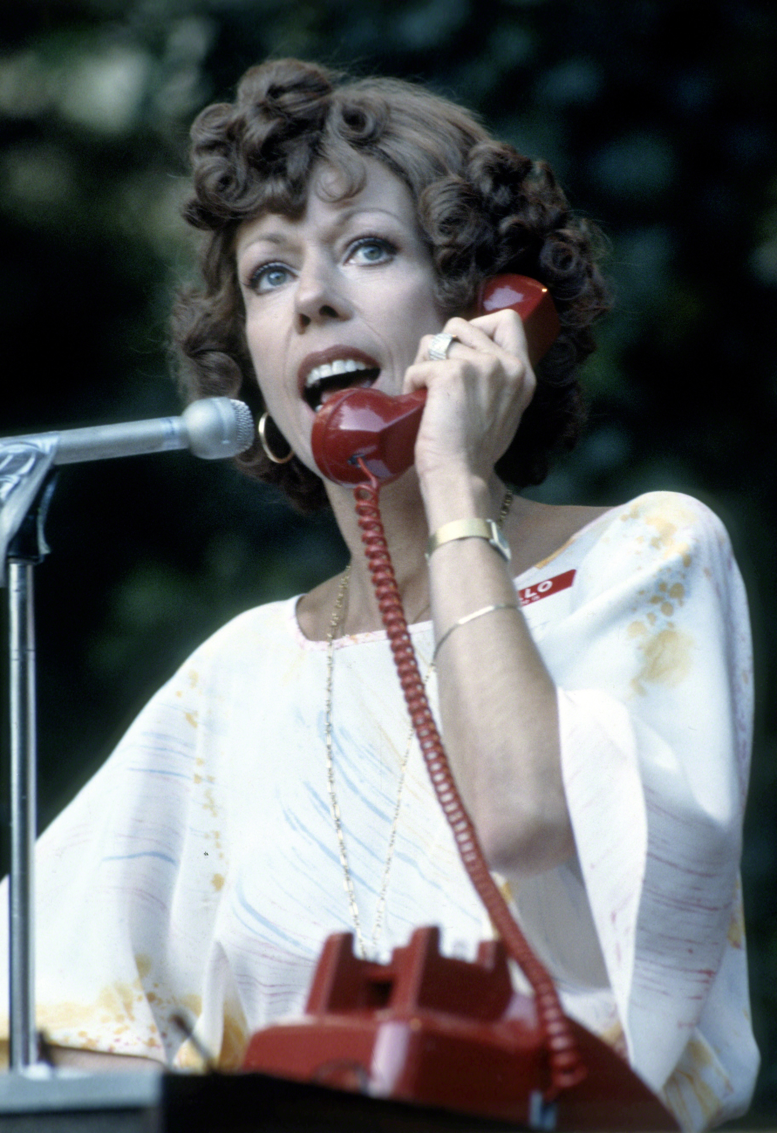Carol Burnett performs at a charity fundraiser in 1979 | Source: Getty Images
