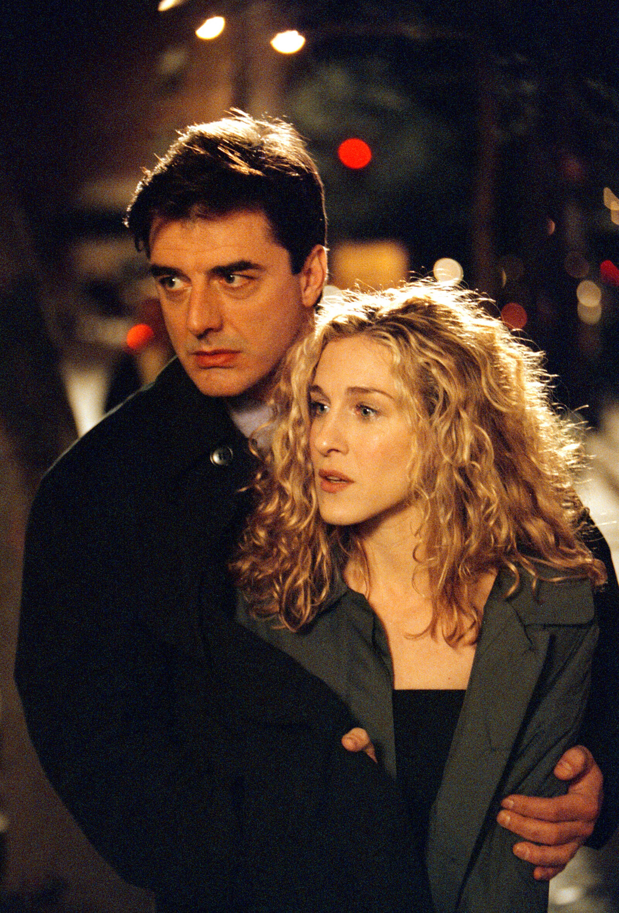 Chris Noth and Sarah Jessica Parker on the set of "Sex and the City," 2002 | Source: Getty Images