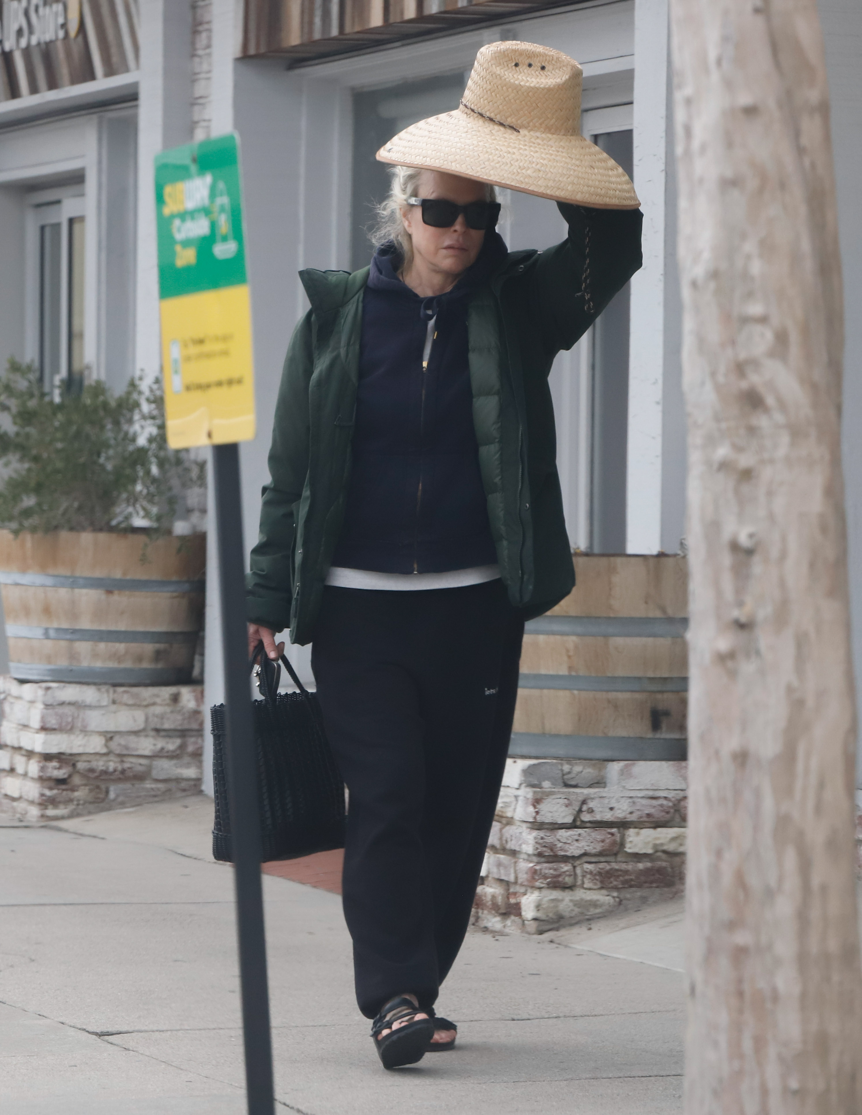 Kim Basinger runs errands on January 19, 2023 | Source: Getty Images