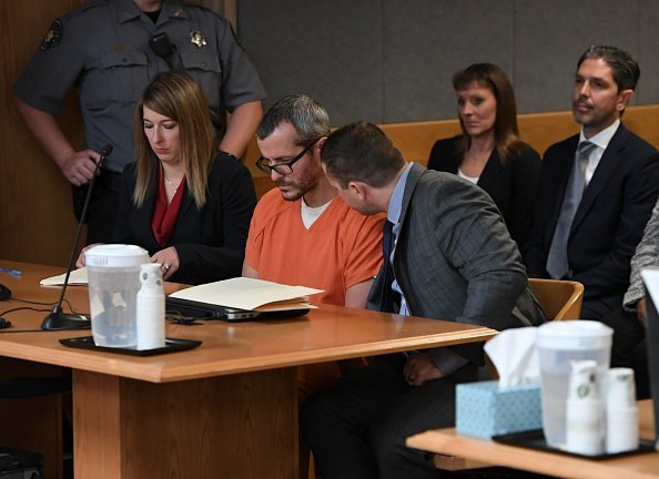 Christopher Watts siège au tribunal pour son audience de détermination de la peine au palais de justice du comté de Weld | Photo : Getty Images