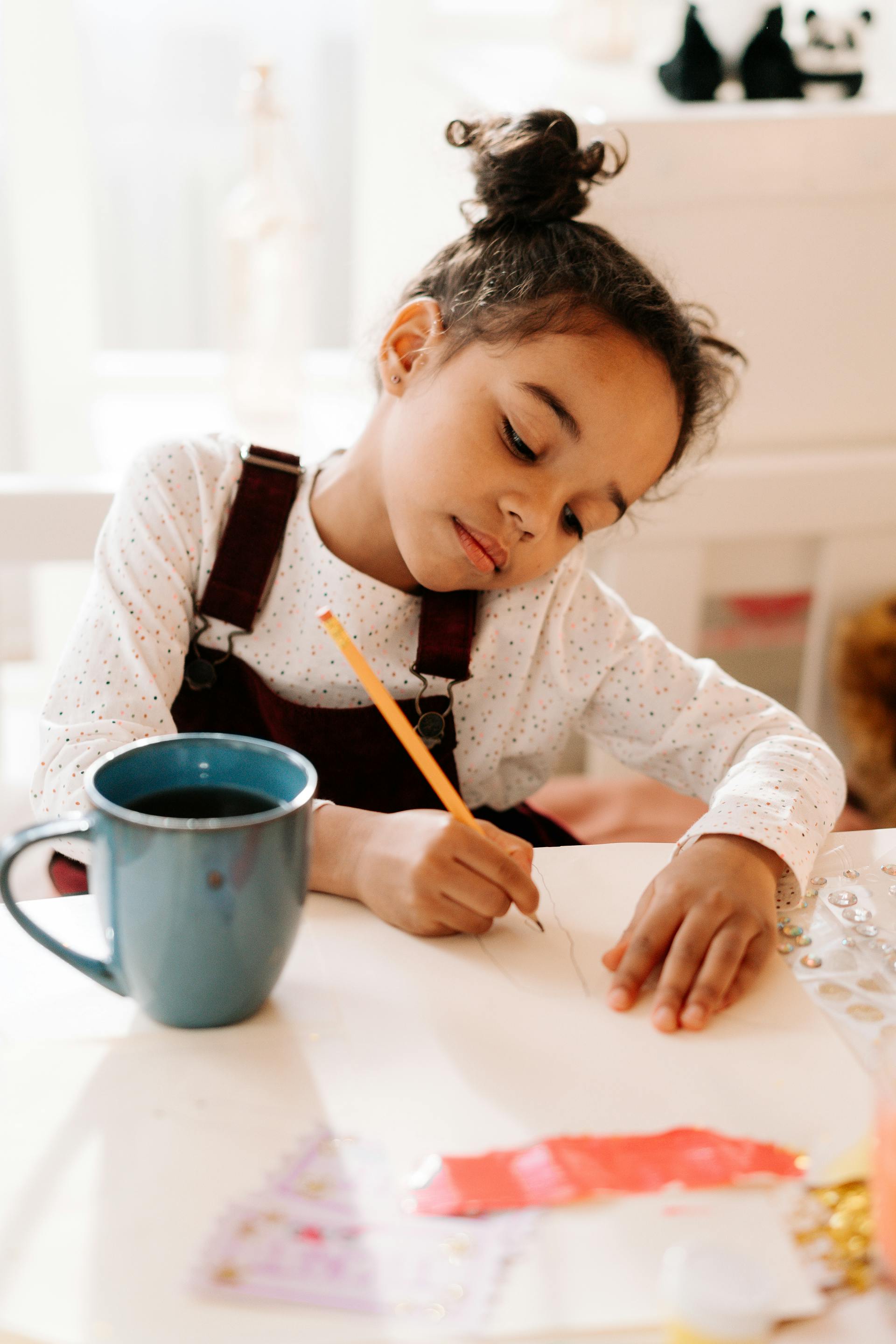 A little girl doing art | Source: Pexels