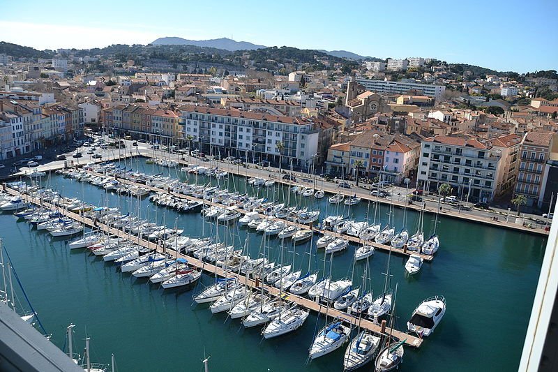 Vue du port de La Seyne-sur-Mer depuis le sommet du pont levant. Au fond, l'église Notre-Dame-de-Bon-Voyage. | Wikimedia Commons Vue du port de La Seyne-sur-Mer depuis le sommet du pont levant. Au fond, l'église Notre-Dame-de-Bon-Voyage. | Wikimedia Commons
