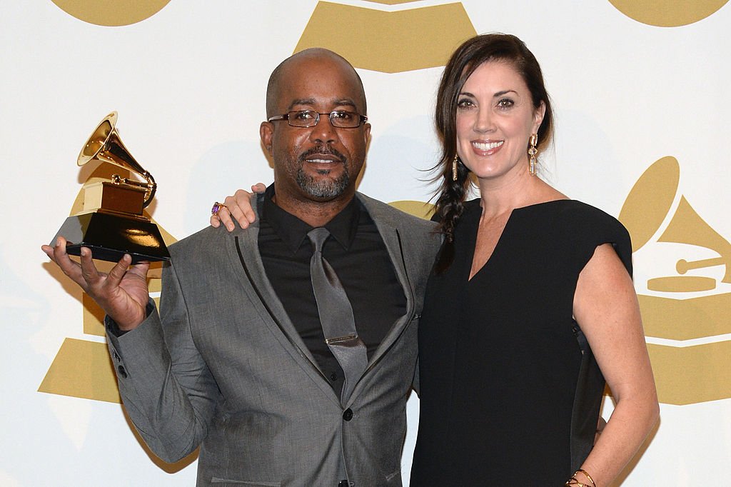 Darius Rucker and Beth Leonard pose in the press room during the 56th GRAMMY Awards on January 26, 2014 | Photo: Getty Images