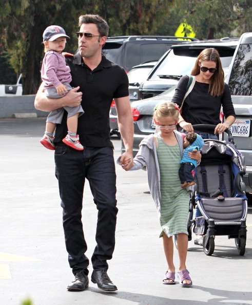 Ben Affleck y Jennifer Garner con sus hijos el 11 de agosto de 2013 en Los Ángeles, California. | Foto: Getty Images