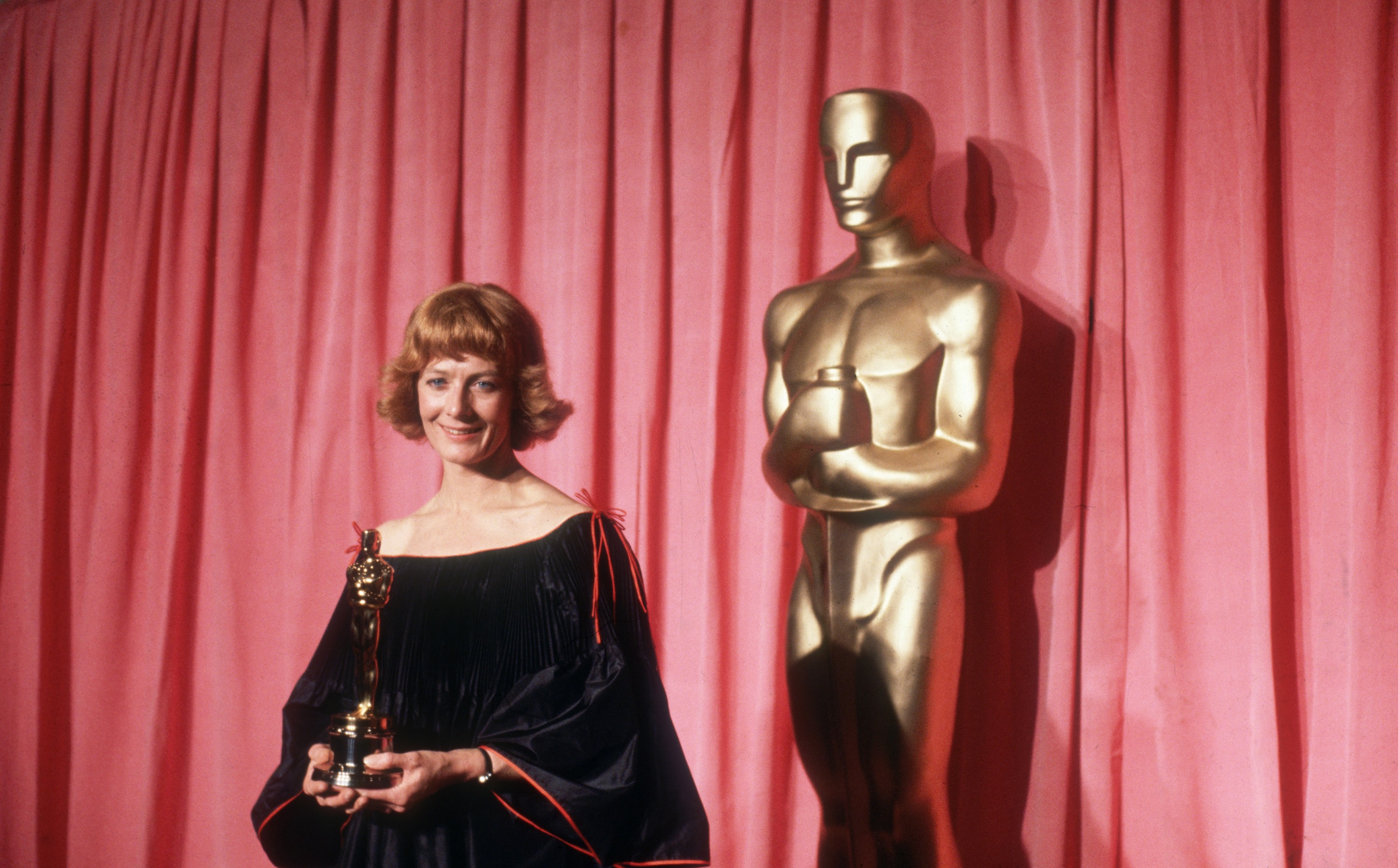 The actress, holding her trophy for her role in "Julia," during the Academy Awards in Los Angeles, California, on April 3, 1978 | Source: Getty Images