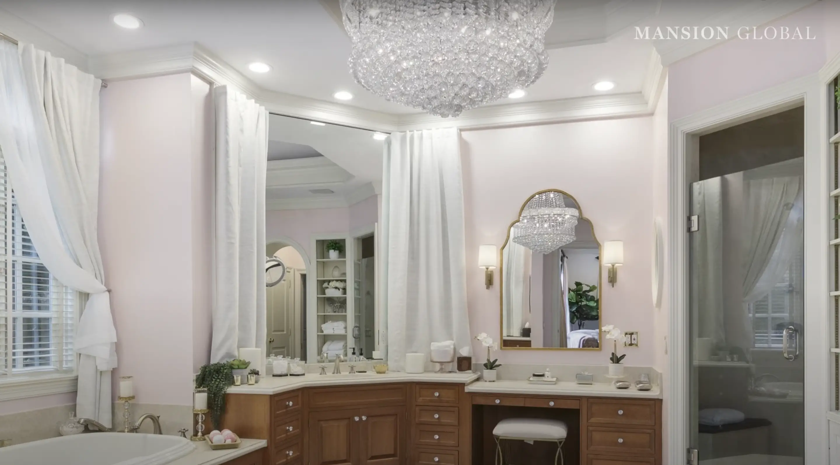 Mariah Carey's former mansion in Atlanta, Georgia, from a video dated March 16, 2023 | Source: Youtube.com/@mg-beckiestrum-lizlucking