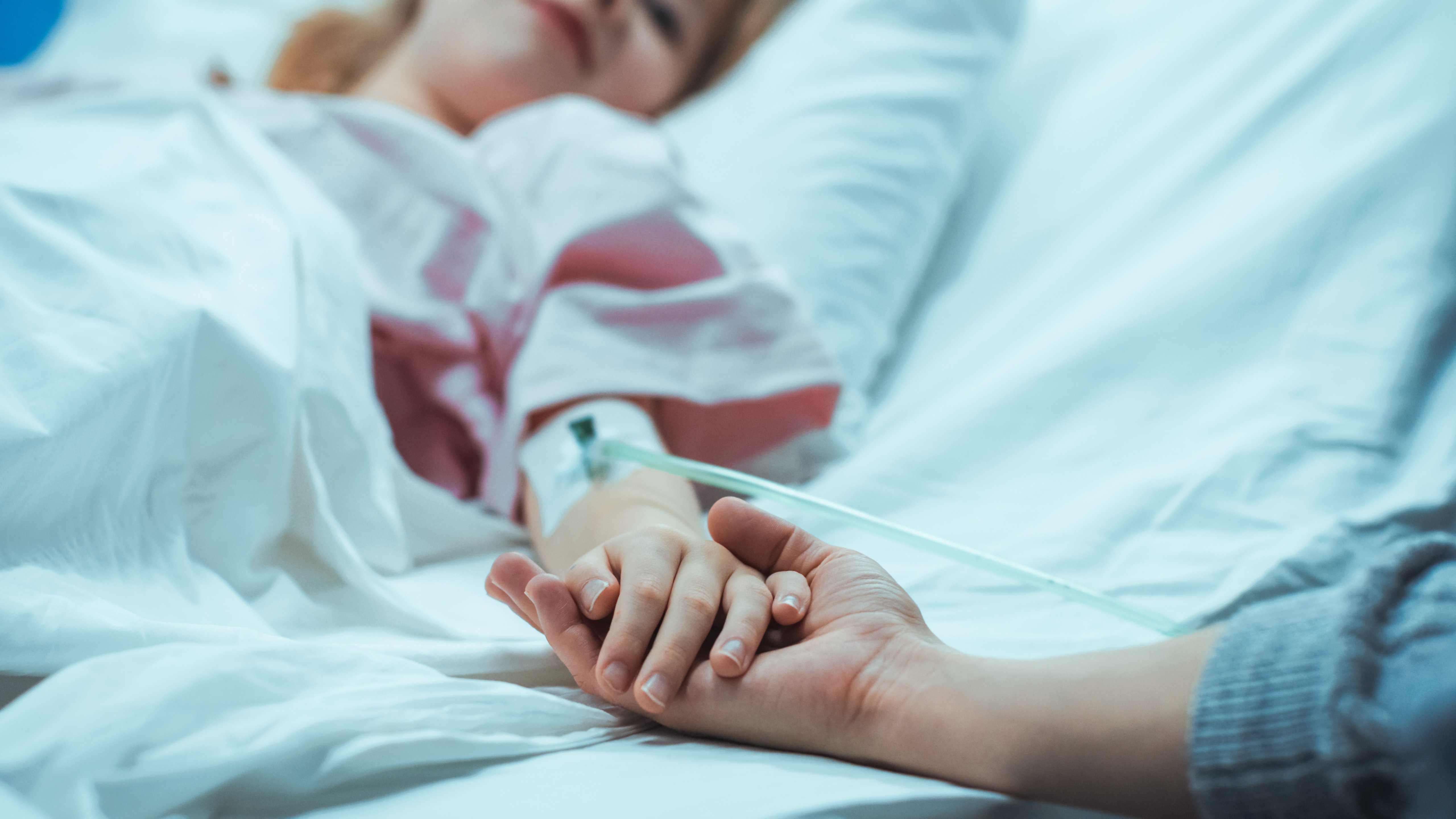 Genesendes kleines Mädchen, das im Krankenhausbett liegt und schläft | Quelle: Shutterstock
