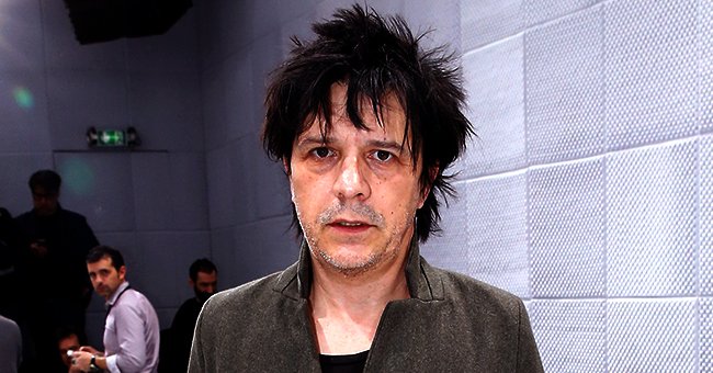 Leader du Groupe Indochine, Nicola Sirkis se produit lors du Gala de bienfaisance "Stethos d'Or 2019" de la Fondation pour la recherche physiologique le 11 mars 2019 à Paris. | Photo : Getty Images