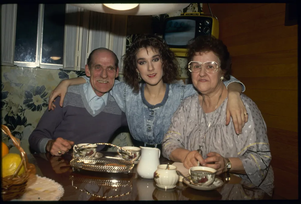 Céline Dion avec ses parents Adhémar et Thérèse photographiés en 1988. | Source : Getty Images