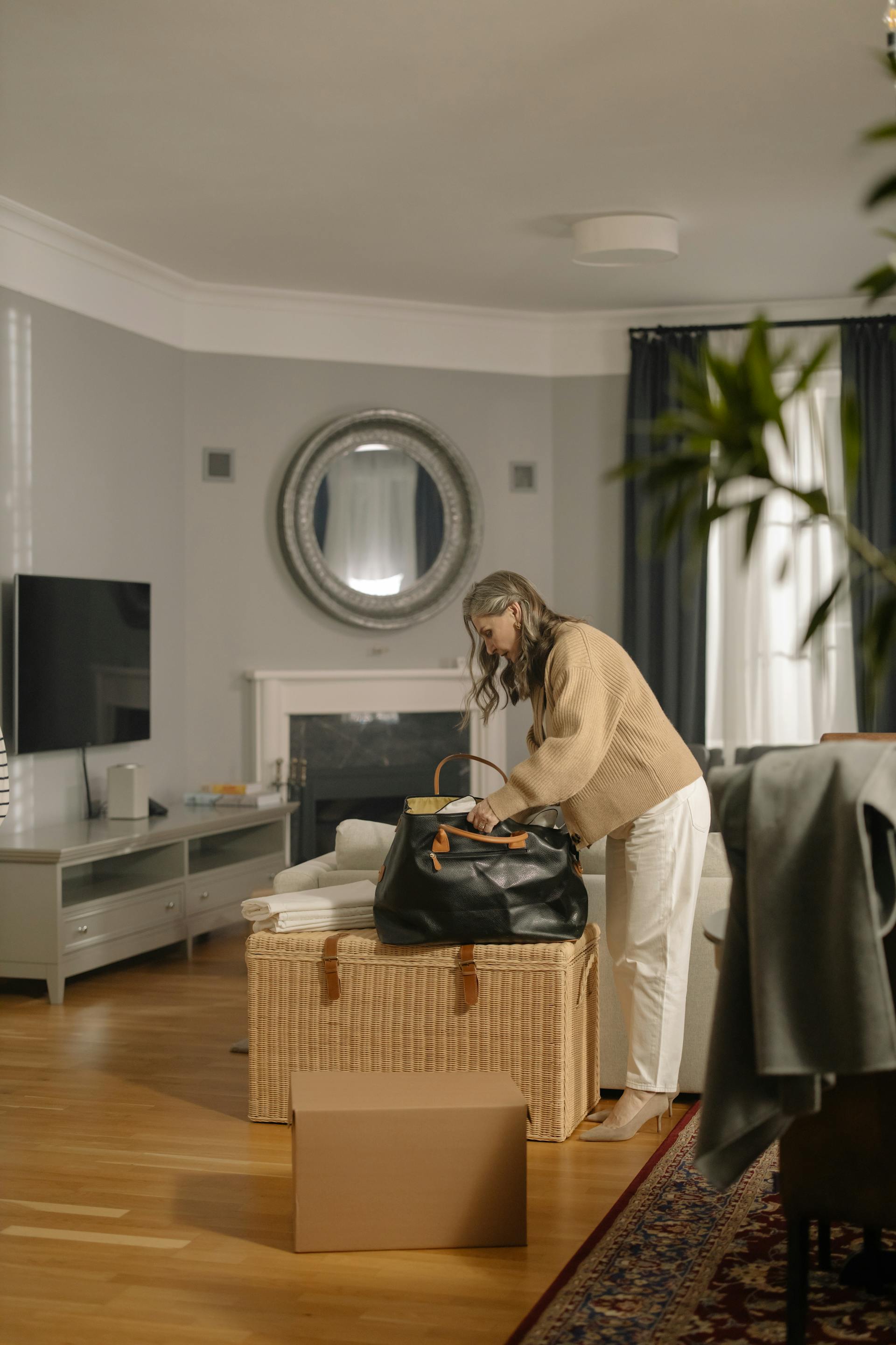 An elderly woman packing her things | Source: Pexels