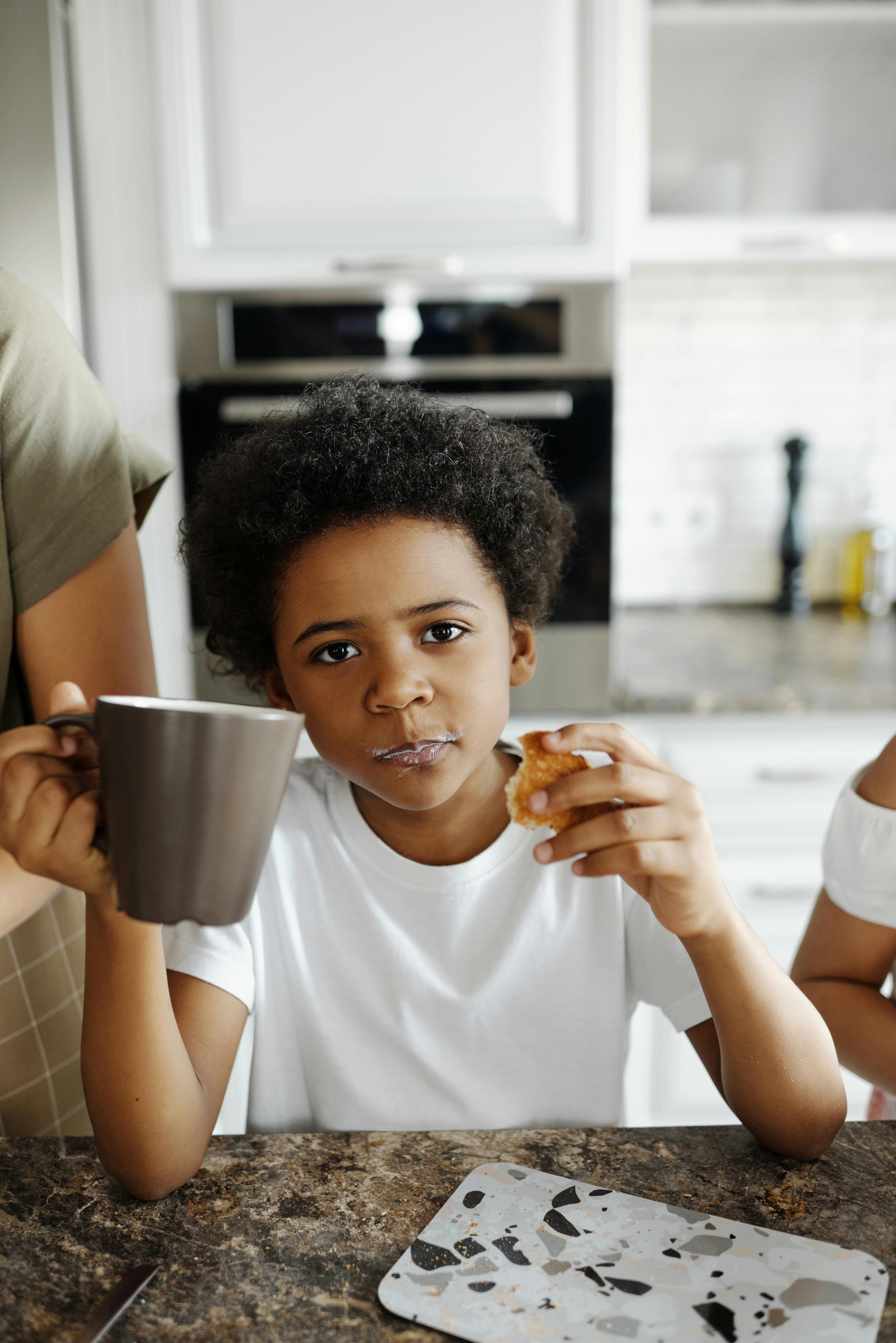 A boy eating | Source: Pexels