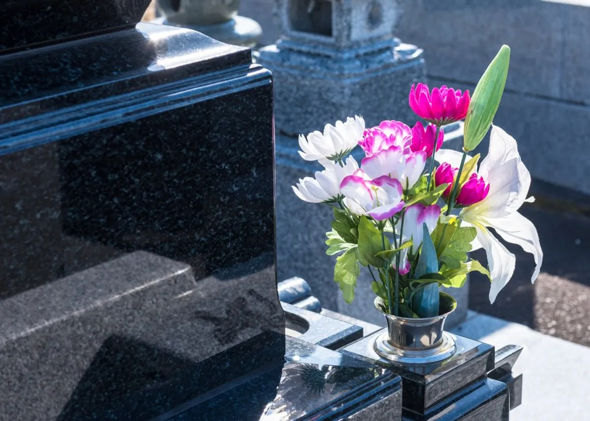 Des fleurs de deuil. | Photo : Shutterstock