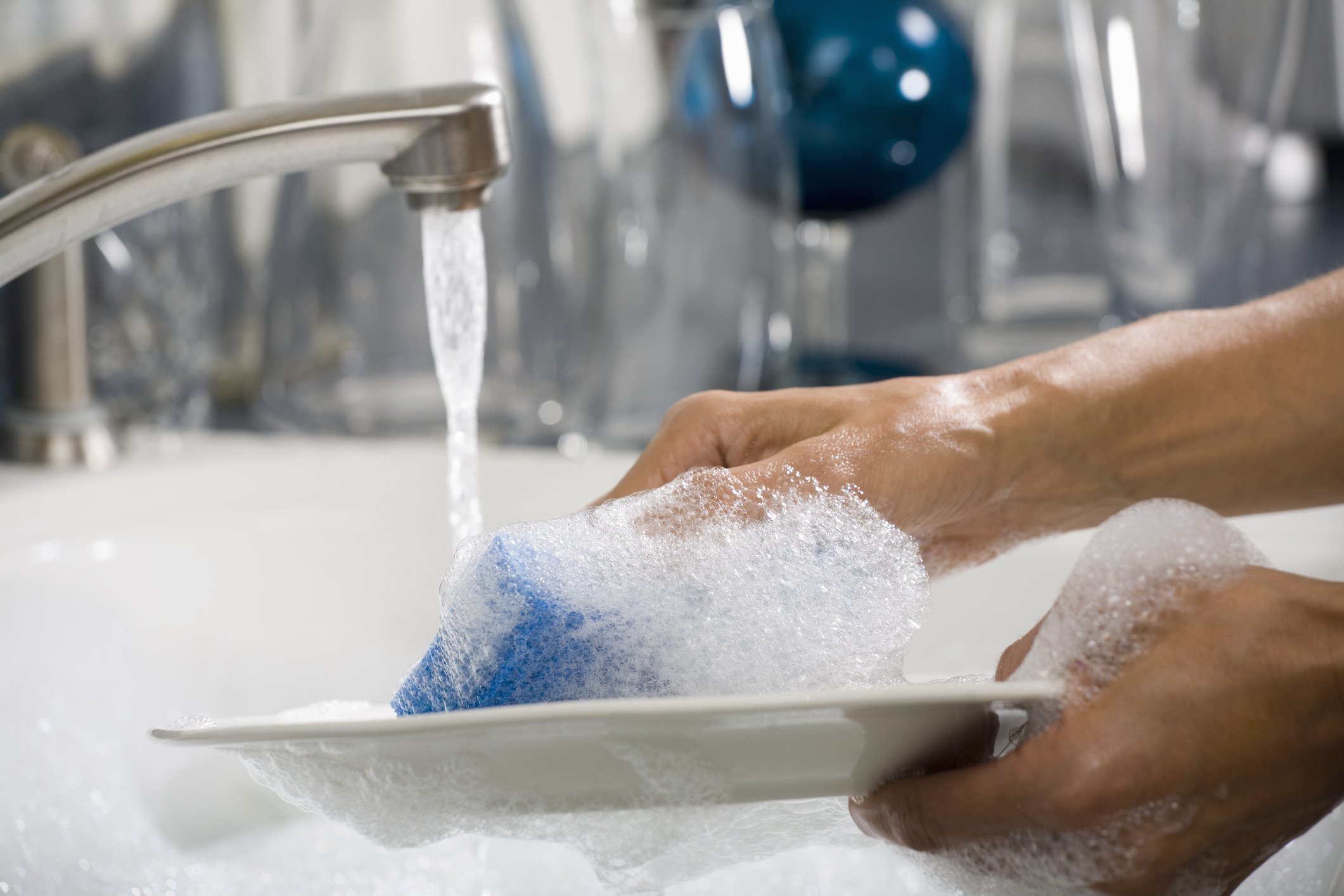 Hände waschen einen Teller I Quelle: Getty Images