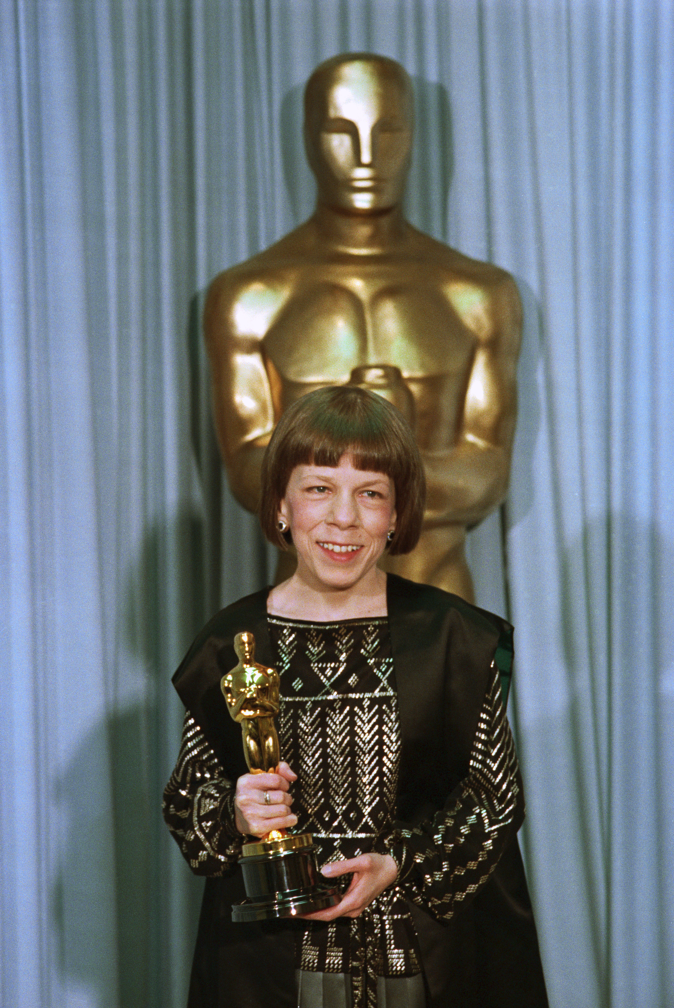 Linda Hunt poses with her Oscar Award in April 1984 | Source: Getty Images