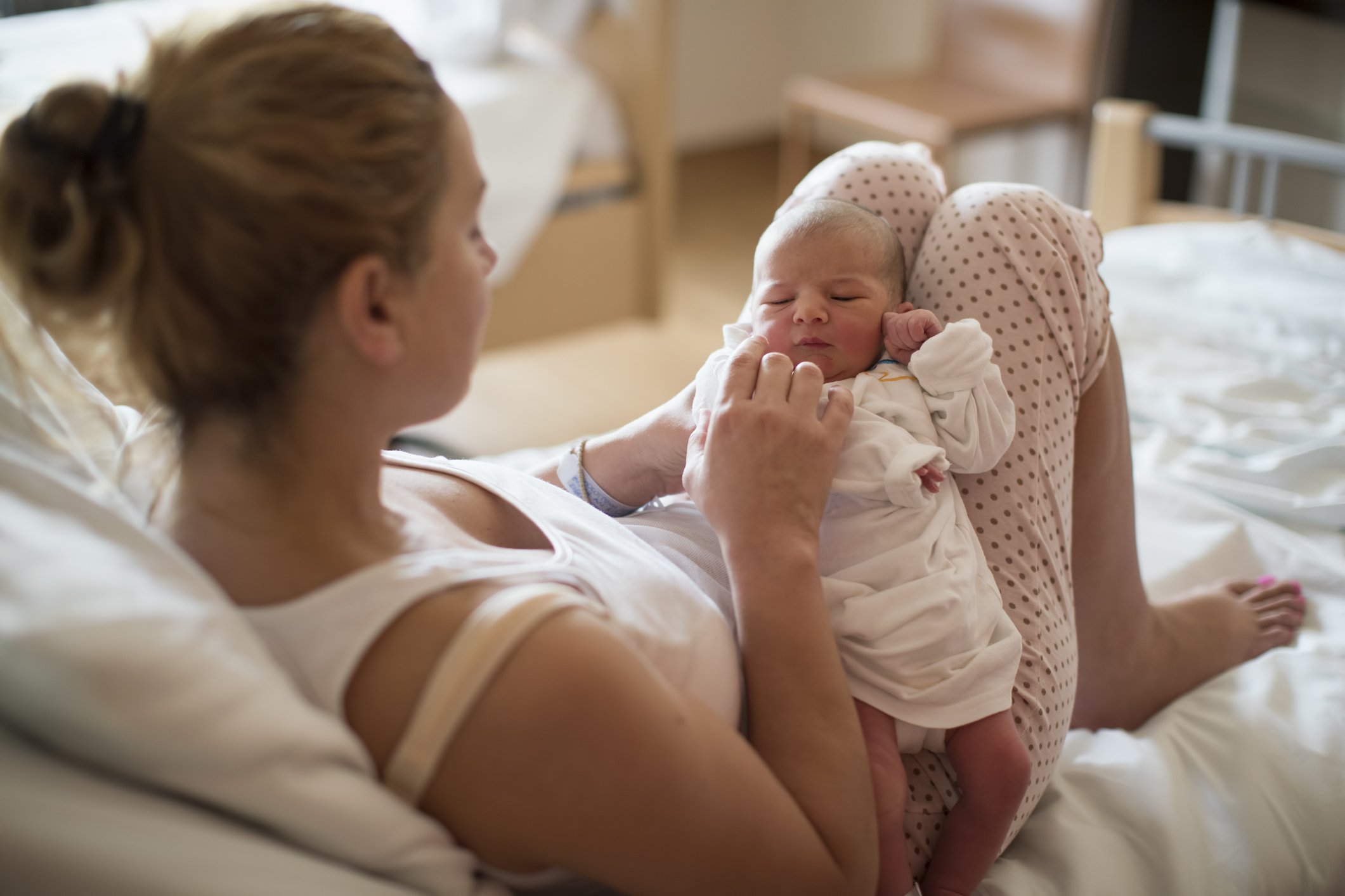 Mutter mit ihrem Neugeborenen im Krankenhaus. I Quelle: Getty Images