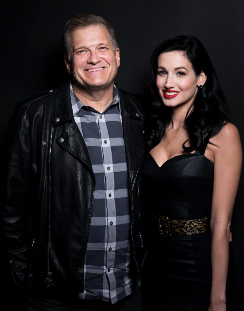 Drew Carey and Amie Harwick pose for The Artists Project at Rock To Recovery 5th Anniversary Holiday Party at Avalon on December 17, 2017 | Photo: Getty Images