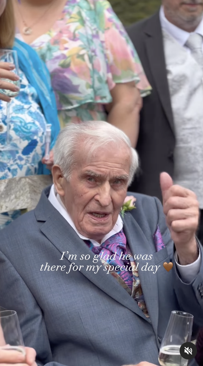 Bert Edlin, 95, is pictured on his granddaughter Rachel Powell's big day. | Source: instagram.com/rachelpitman13