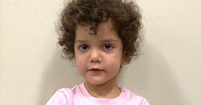 A picture of the little girl left at the hospital by her mother shared by the Miami Police. | Photo: twitter.com/MiamiPD