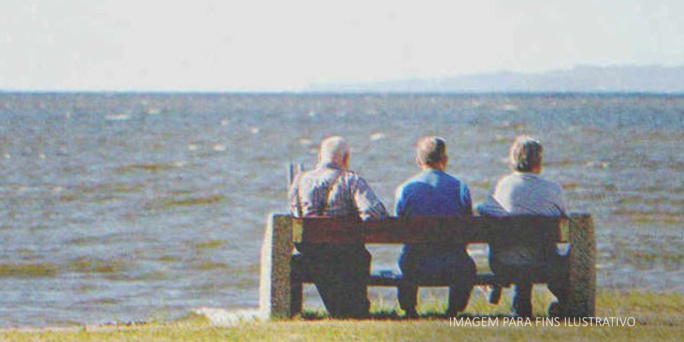 Três homens idosos sentados em um banco à beira-mar | Foto: Shutterstock