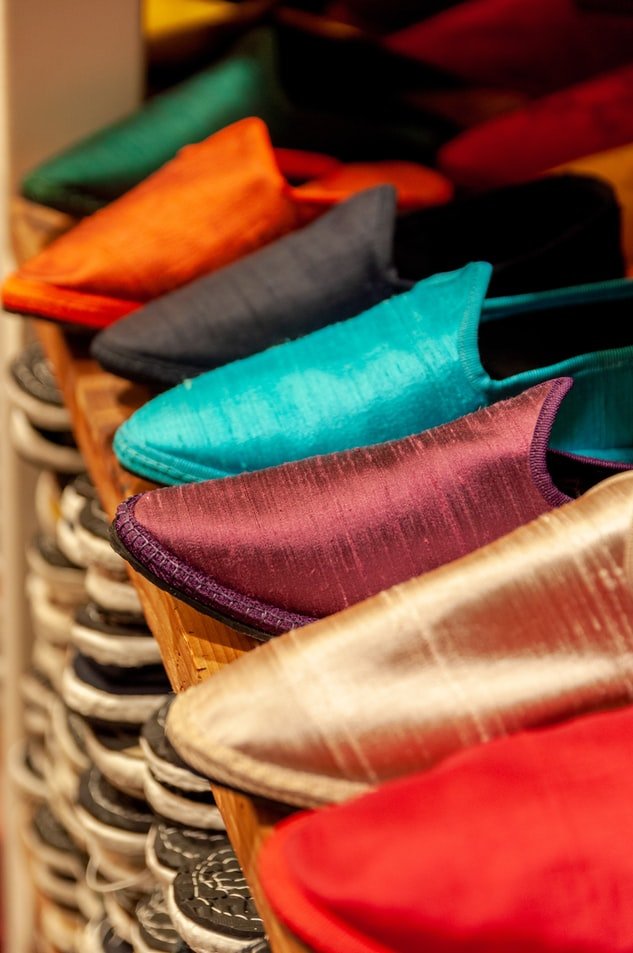 Des chaussures en velours. l Source : Unsplash