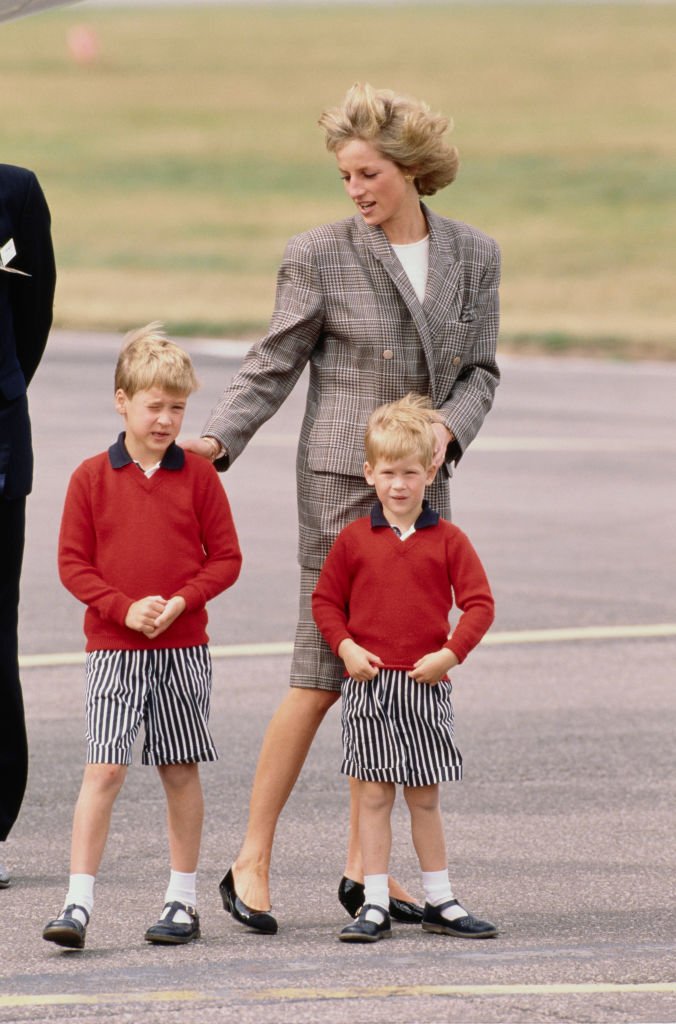 Diana, Prinzessin von Wales (1961 - 1997) kommt mit ihren Söhnen Prinz William und Prinz Harry am 14. August 1989 mit dem Royal Flight auf dem Flughafen Aberdeen in Schottland an. | Quelle: Getty Images