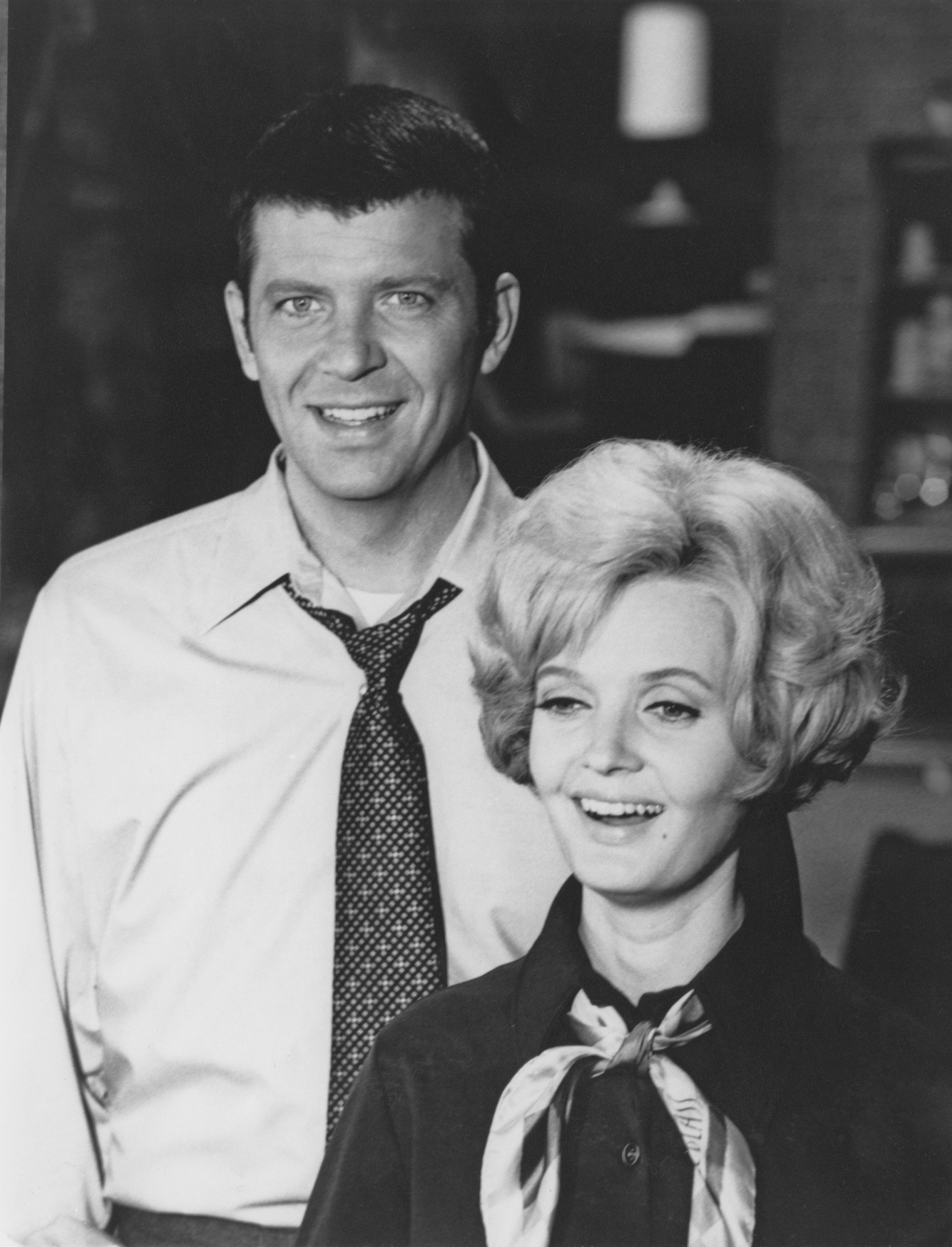 American actors Robert Reed (1932 - 1992), as Mike Brady, and Florence Henderson as Carol Brady, in the US TV sitcom 'The Brady Bunch', circa 1970. | Source: Getty Images