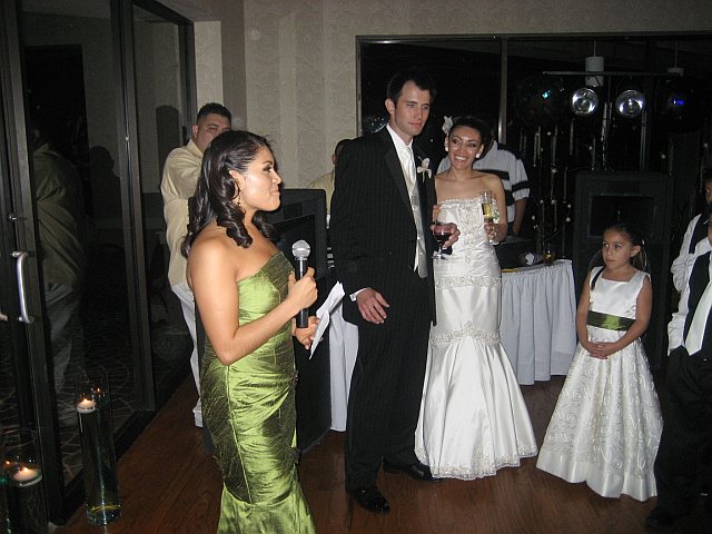 A woman giving a speech at a wedding | Source: Flickr.com