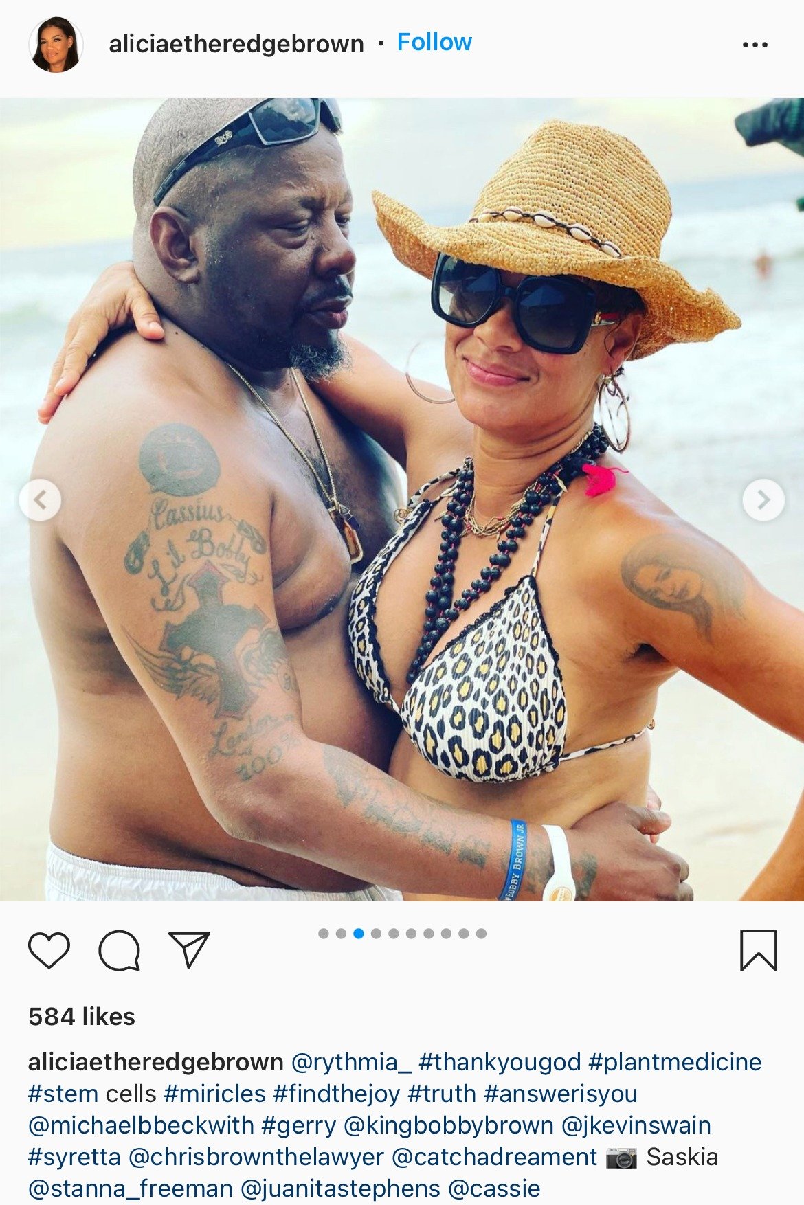 Alicia Etheredge and Bobby Brown embracing one another on the beach | Source: Instagram.com/aliciaetheredgebrown
