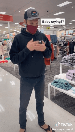 One-year-old Madison tries to communicate with her dad, Zach, through sign language at the mall. | Source: tiktok.com/oursignedworld