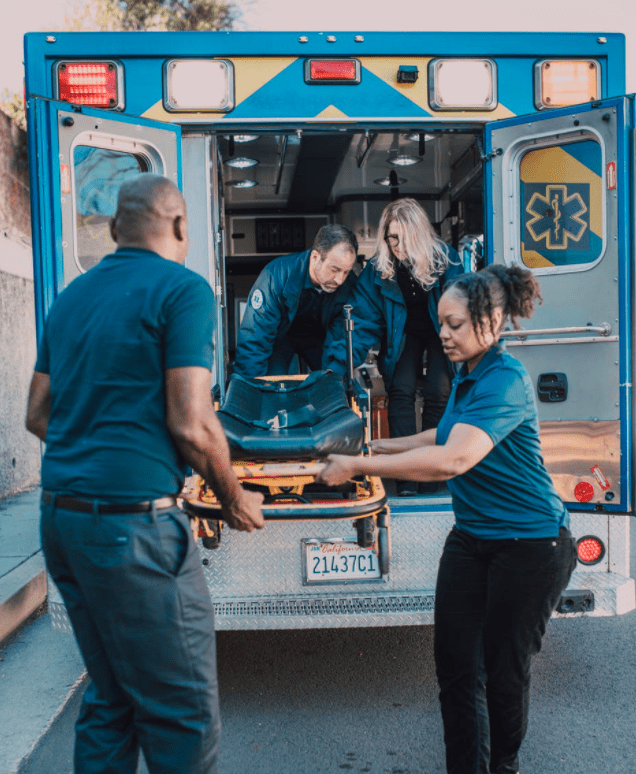 Paramedics offload a stretcher from the back of an ambulance | Photo: Pexels/RODNAE Productions
